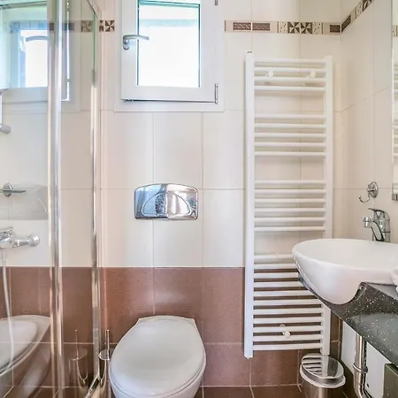 Sleeps 6 Pool Air Con Wifi 萨米