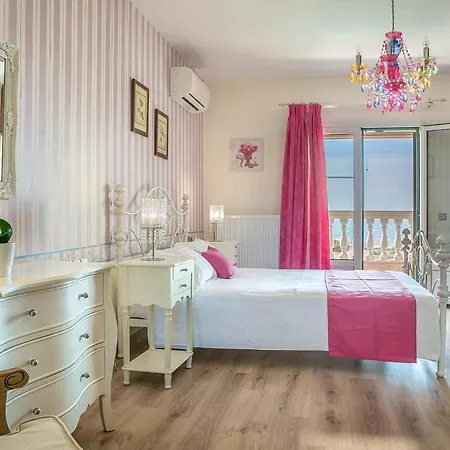 Sleeps 6 Pool Air Con Wifi 萨米