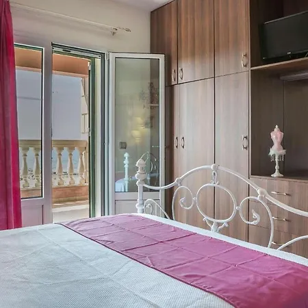 Sleeps 6 Pool Air Con Wifi * 萨米